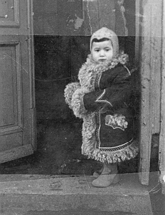 Jerzyk Yehuda Hirsch was born in Golub, Poland in 1937 to Zigi and Rozka Hirsch. He was murdered with his parents in the Mir ghetto on 9 November, 1941