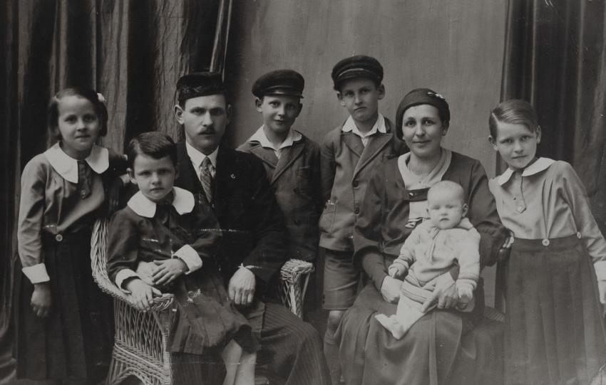 פאול ושרה נויווירת עם חמישה מתוך שישה ילדיהם. ג'ור, הונגריה, לפני המלחמה. שלושה מבני המשפחה שרדו את השואה.