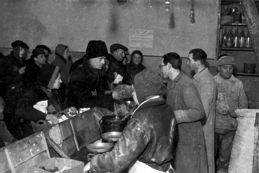 Food distribution in a public kitchen in the ghetto, Lodz, Poland