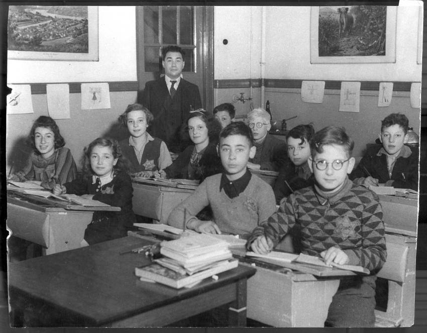 תלמידים יהודים בתצלום כיתתי עם מחנכם משה גוביץ, אמסטרדם, הולנד, 1941