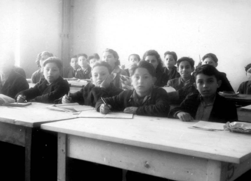 Niños estudiando en una escuela en el campo de desplazados de Rosenheim, 1946/47