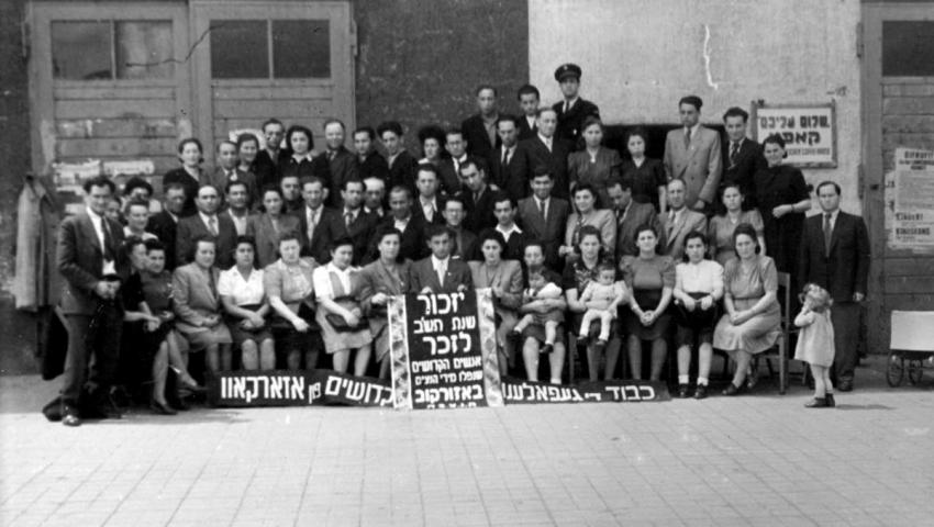 Supervivientes del pueblo de Ozerkow en una ceremonia conmemorativa en el campo de Landsberg, 1947