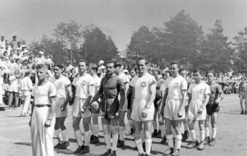 El equipo Makkabi tras la guerra en el campo de desplazados de Föhrenwald