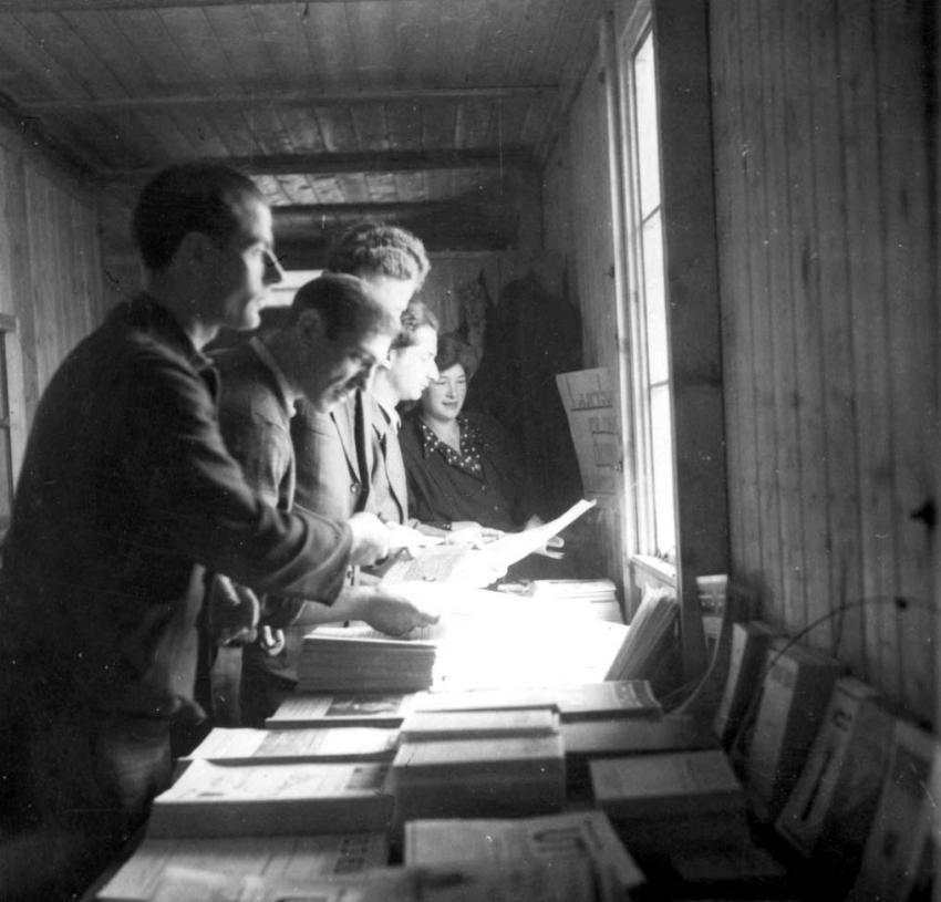 Venta de periódicos en la oficina cultural del campo de desplazados de Feldafing, Alemania, posguerra