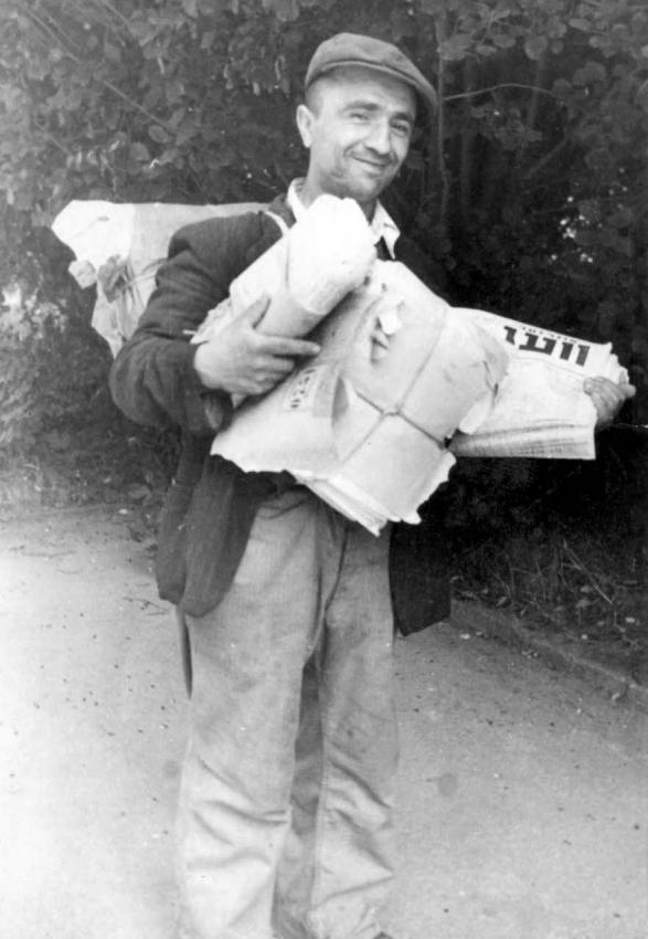 Bleck Anschel trägt Zeitungen aus im DP-Lager Leipheim, Deutschland