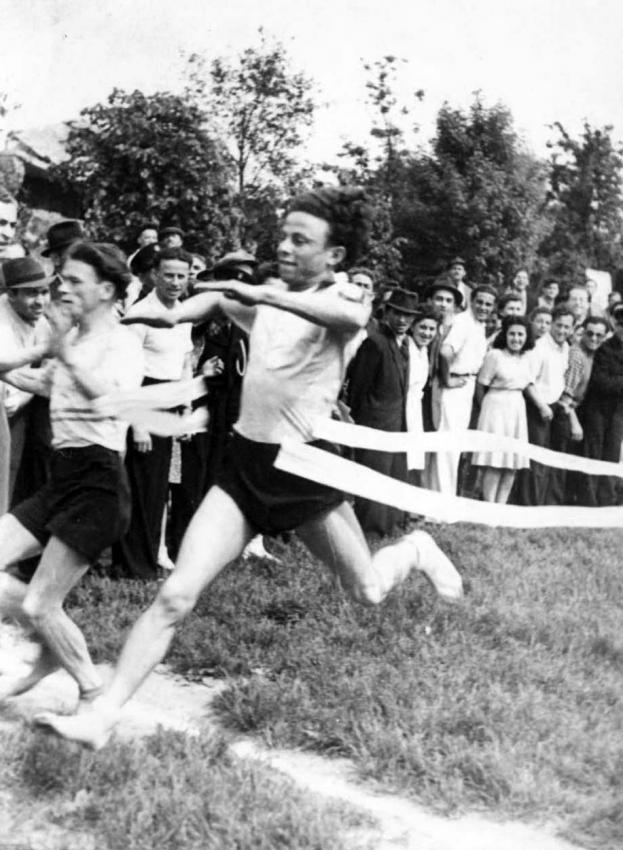 קו הסיום של תחרות ריצה במהלך טורניר ספורט שהתקיים במחנה העקורים לייפהיים, גרמניה