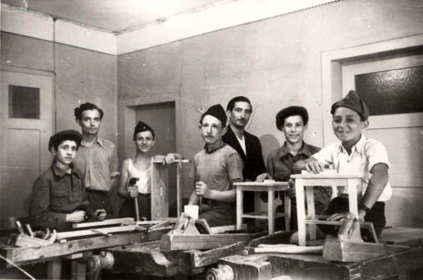 Clase de carpintería en la escuela de formación profesional del campo de desplazados de Schwaebisch Hall, Alemania