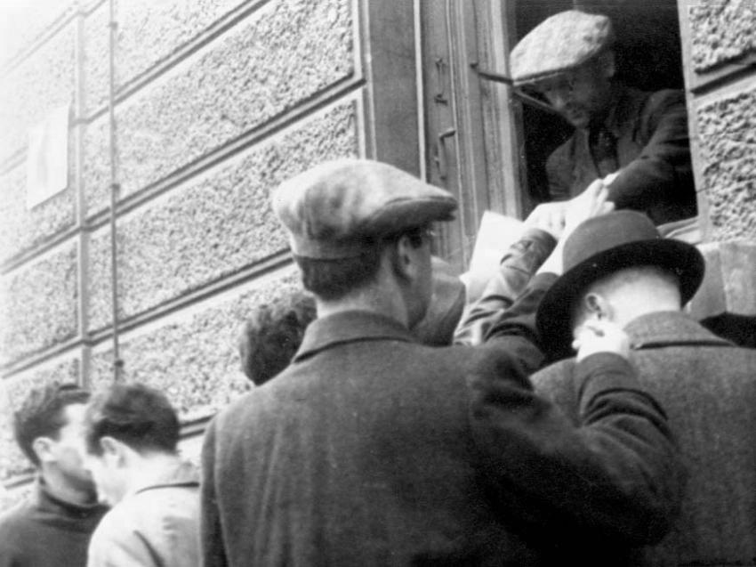 מכירת עיתונים במחנה עקורים, לאחר המלחמה