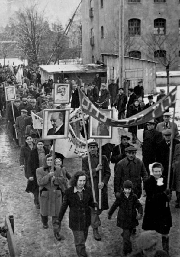 Manifestación sionista en el campo de desplazados de Landsberg, 29 de noviembre 1947