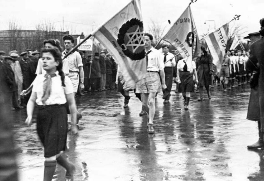 Manifestación en el campo de desplazados de Eschwege a favor de una inmigración sin restricciones a la tierra de Israel (Mandato Británico de Palestina). Alemania, 24 de marzo de 1947