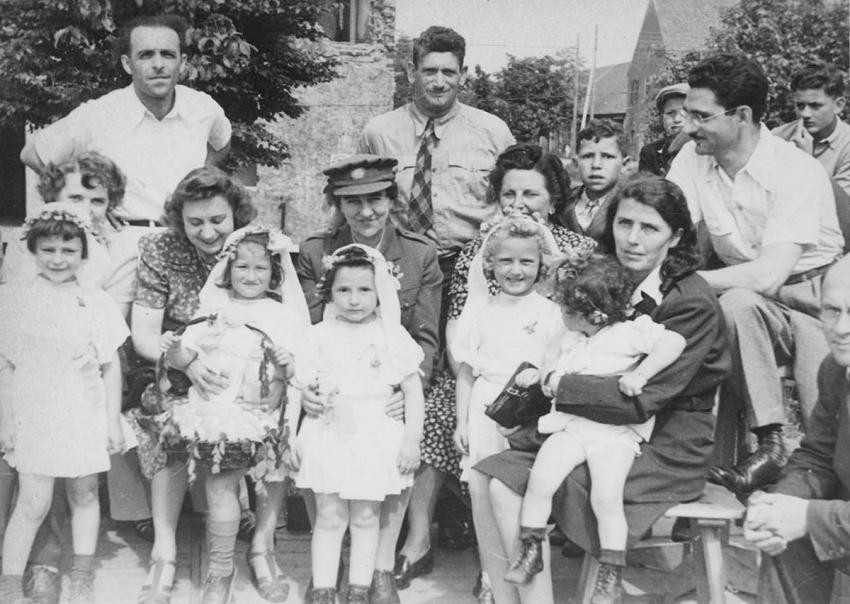 ניצולי שואה וילדיהם חוגגים את חג השבועות במחנה העקורים לייפהיים, מאי 1947