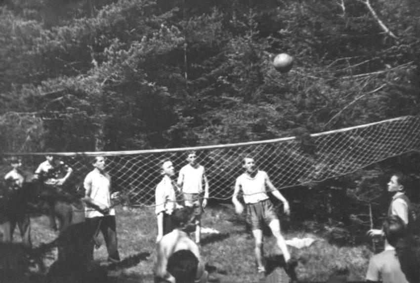 Volleyballspiel während eines Ferienausflugs an Lag B'omer, Feldafing, Deutschland, 8. Mai 1947
