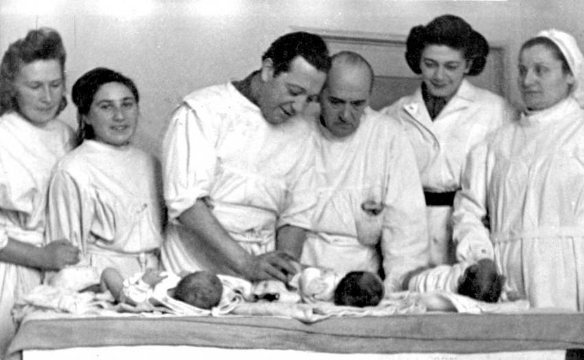 Neugeborene mit Krankenhausmitarbeitern im DP-Lager Pocking, 1947