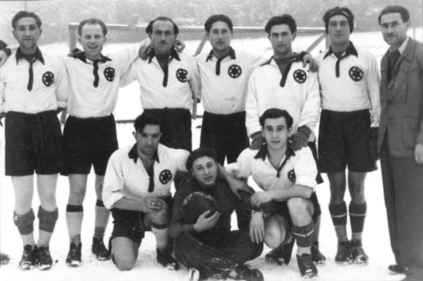 Gruppenfoto des „Maccabi“-Teams des Jüdischen Komitees im DP-Lager Heidenheim, Deutschland
