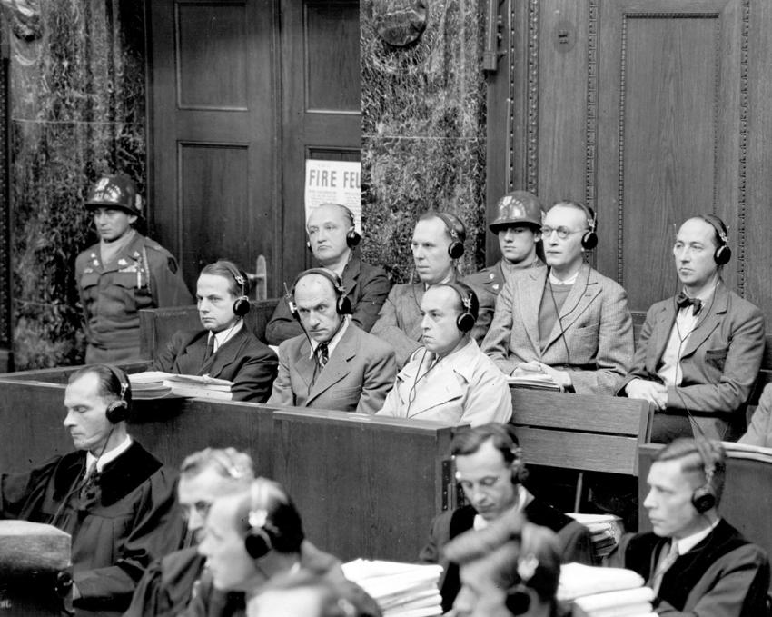 Отто Олендорф, командир айнзацгруппы «Д» перед Военным трибуналом США на процессе по делу айнзацгрупп – в первом ряду, слева