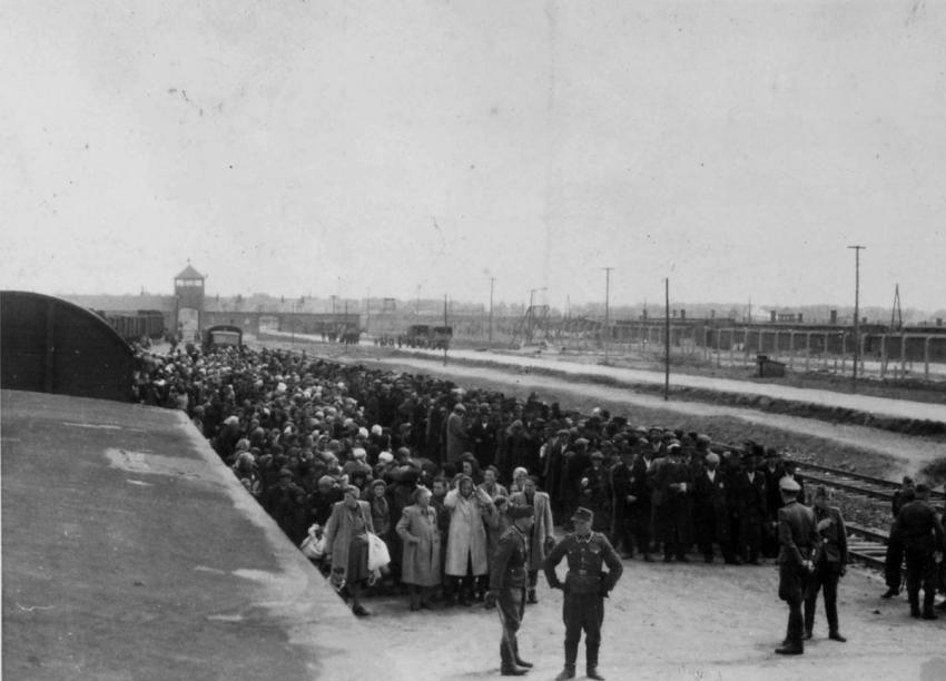 Juden werden auf dem Ankunftsbahnsteig in Birkenau, der als „Rampe“ bekannt ist, dem Selektionsprozess unterworfen.