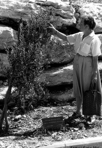 Gisela Wiberdink Soehnlein at the tree planted in her honor during a visit to Yad Vashem, 1992