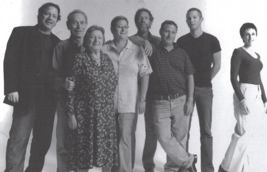 משפחת שטיינר, תמונה משפחתית שצולמה בחגיגת בר המצווה של ג'ורג' שטיינר (משמאל לימין — אבי, יונה, רבקה, מרים, שמעון, עמית, בנימין וליאורה שטיינר), ניו יורק, 2001