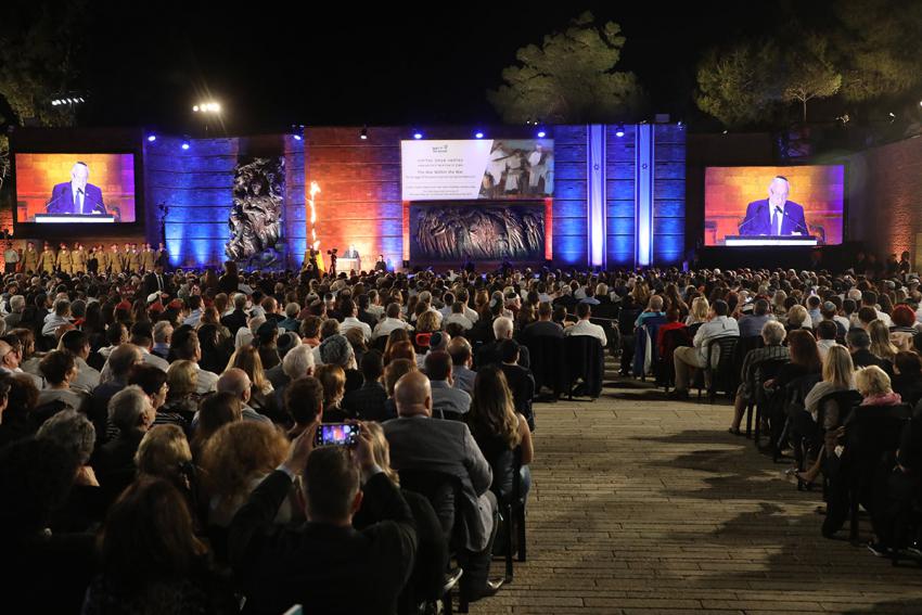 Le public venu assister à la cérémonie d'ouverture de Yom HaShoah