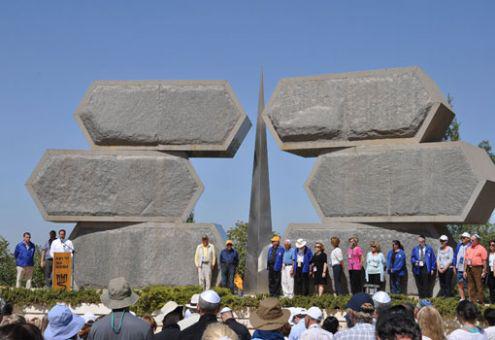 On 25 April 2012, over 700 participants of the Greater Miami Jewish Federation Mega Mission Israel 2012 visited Yad Vashem on Yom Hazikaron, Israel’s National Remembrance Day for Fallen Soldiers and Victims of Terror