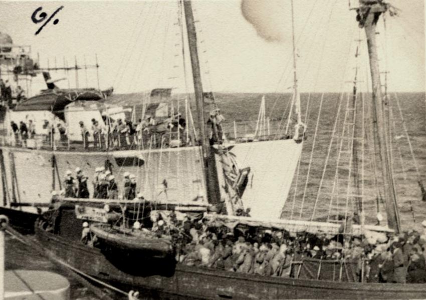 אוניית המעפילים &quot;וינגייט&quot; בנמל חיפה לאחר לכידתה, מרס 1946