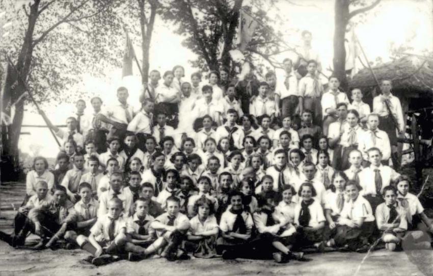 Members of the &quot;Hashomer Hatzair&quot; group in Mir, c. 1939