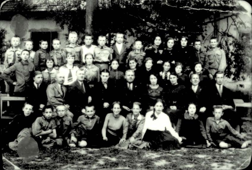 Teachers and students at the Polish elementary school in Mir, c. 1938. Among the students were many Jewish children. Front row, right – Yaakov Schreiber; third from right – Sonya Gelber; fifth from left – Mara Kagan. Top row, right – Moishe (Moshe) Goldin