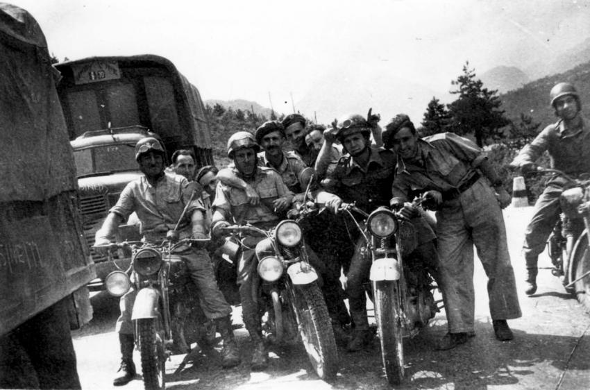 Alemania - Miembros de la Brigada Judía con camiones del movimiento “Berijá”, 21 de mayo de 1945