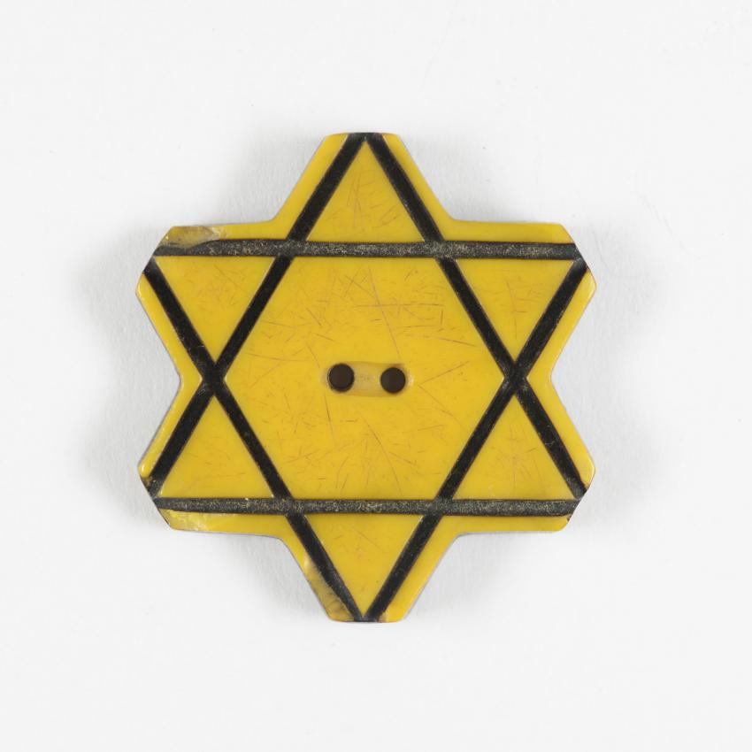 Botón en forma de estrella de David amarilla que los judíos de Bulgaria debían adherir a sus vestimentas por orden de las autoridades