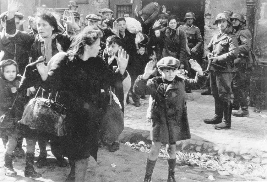 ורשה, פולין, 1943 - חיילים גרמנים מאיימים בנשק על נשים וילדים במהלך דיכוי מרד גטו ורשה, 1943