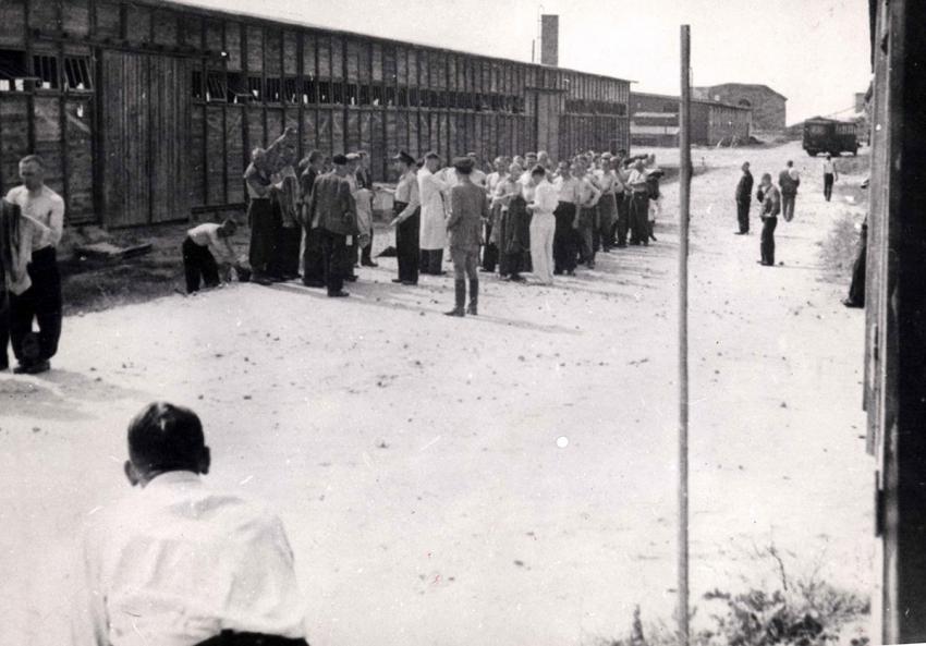 囚徒站在营地木板房前接受医生检查，波兰特雷布林卡
