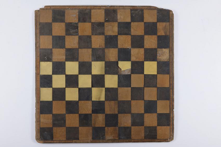 לוח שחמט שבו שיחקו במסתור הנער יששכר פרקט ובני משפחתו