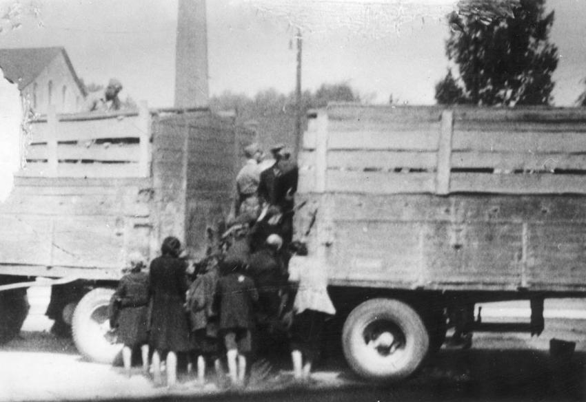 Deportación de judíos al campo de Chelmno, Zdunska Wola, Polonia, 24-27 de agosto de 1942