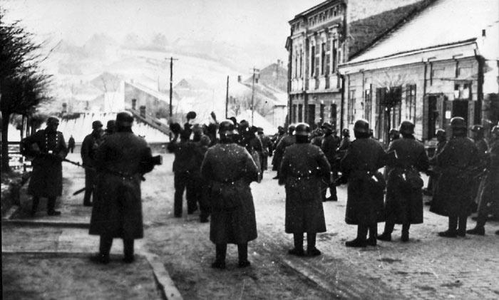 СССР, 23/06/1941. Немецкие солдаты конвоируют советских военнопленных.