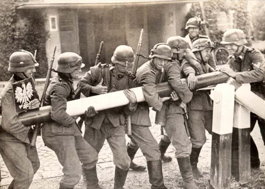 Soldados alemanes rompiendo la barrera de la frontera