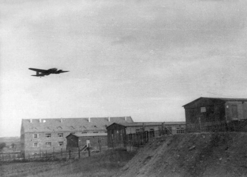 מטוס גרמני בשמי מחנה פלשוב. תצלום מתוך אוספו הפרטי של אמון גת