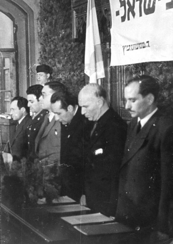 Plegarias de Yizkor (Recordación) en memoria de las víctimas del Holocausto durante la conferencia sionista llevada a cabo en el campo de desplazados de Múnich