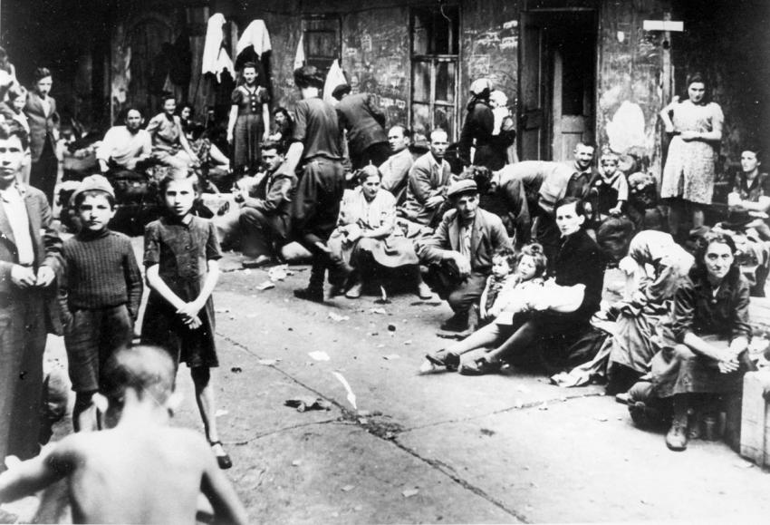 יהודים נמלטים מקיילצה, פולין, יומיים לאחר הפוגרום שבוצע ביהודי העיר, 6 ביולי 1946