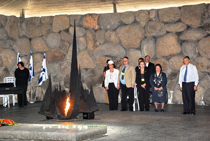 Nira y Jaime Meir Strasberg, Avner Shalev y Perla Hazan durante la Ceremonia en la Sala del Recuerdo