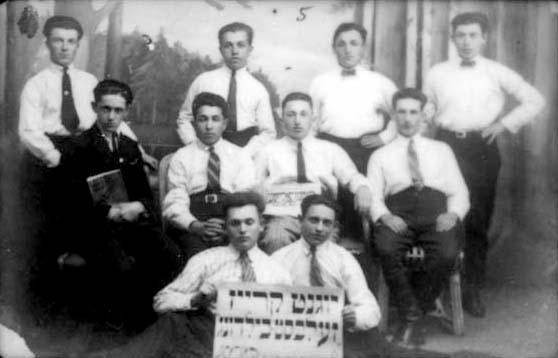 Youth Circle for Independent Education (Jugend Kreis Zelbst Bildung), Mir, 1925. Seated right, front row – Simcha Reznik