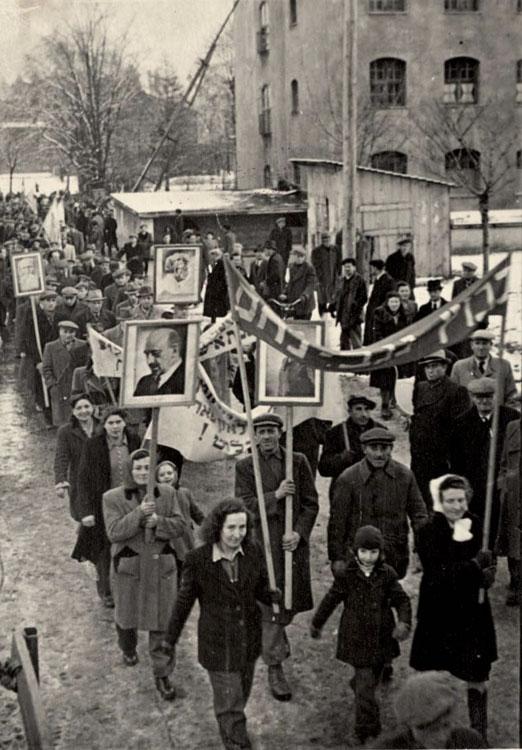 Una manifestación sionista en un campo de personas desplazadas en Landsberg, Alemania, noviembre de 1947
