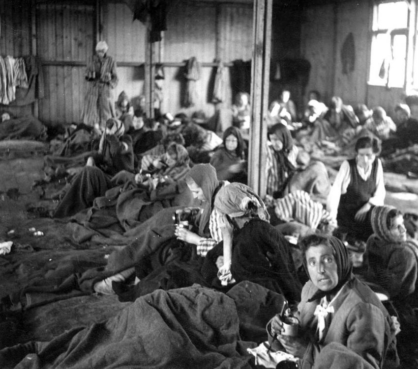 Ex prisioneras dentro de una barraca en el campo para mujeres después de la liberación. Bergen Belsen, Alemania