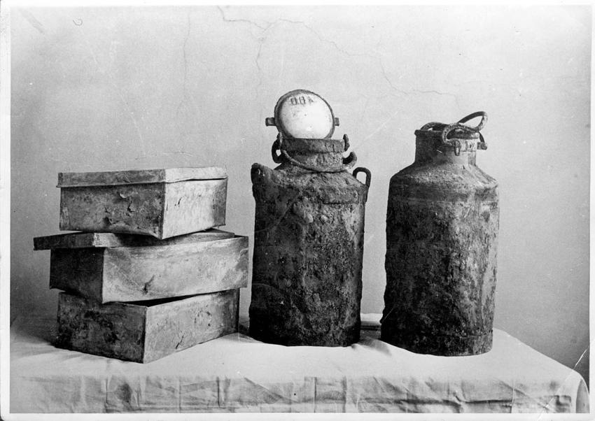 Las cajas y los jarros en los que fueron escondidos los Archivos Ringelblum