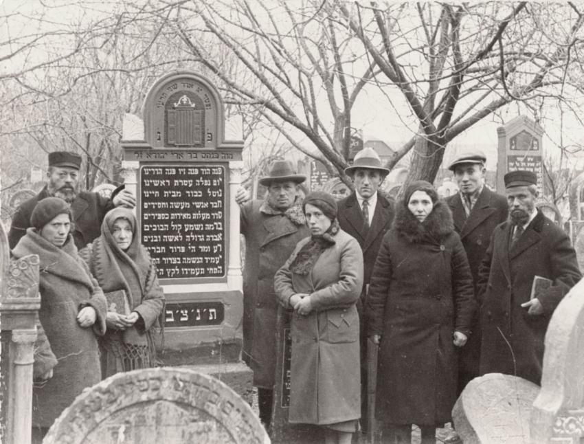 משפחת ברלנד בטקס אזכרה בבית הקברות היהודי בחלם ב-1916.