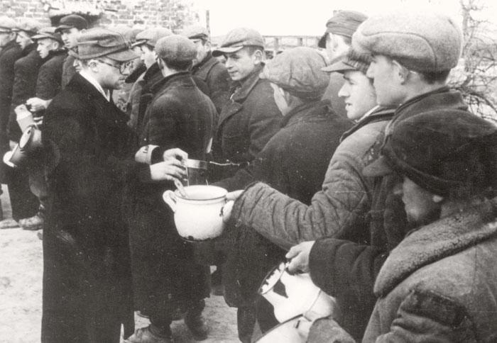 גטו ורשה, פולין, יהודים בתור לחלוקת מזון