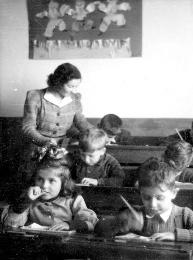 Niños en la escuela en un campo de refugiados, Alemania, posguerra