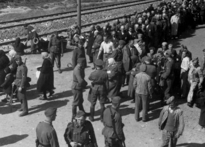 Juden werden auf dem Ankunftsbahnsteig in Birkenau, der als „Rampe“ bekannt ist, der Selektion unterzogen. 