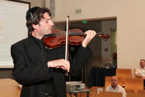 Sanias El-Kreuter, Violinist, playing during the tribute ceremony in honor of Avraham Harshalom at the Synagogue of Yad Vashem