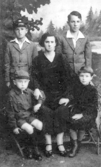 Malka Koch and her children, Mir, c. 1935. Standing: Erel (right), Isser (left). Sitting: Chana (right), Leibel (left).