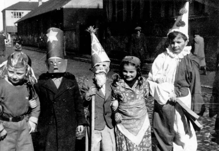 Niños disfrazados para las vacaciones de Purim, campo de desplazados de Landsberg, Alemania